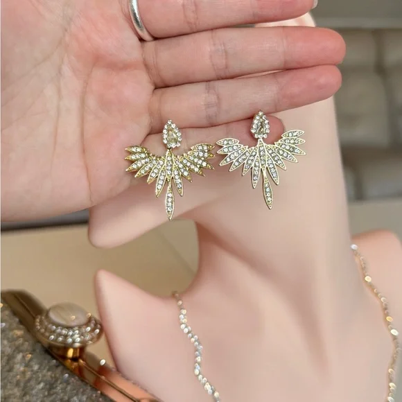 ⚜️ Elegant Gold Winged Earrings - Picture 9 of 9